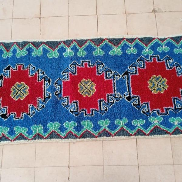 Tapis berbère artisanal coloré à motifs floraux